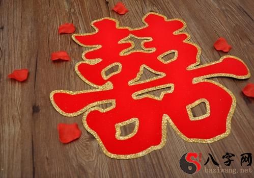 梦见门上贴大红色喜字
